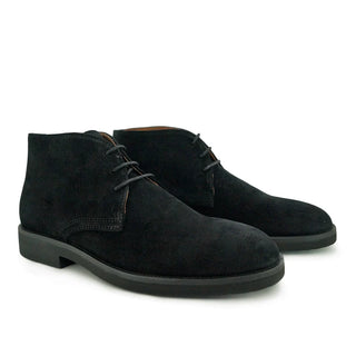 BOTIN ATADO ANTE NEGRO