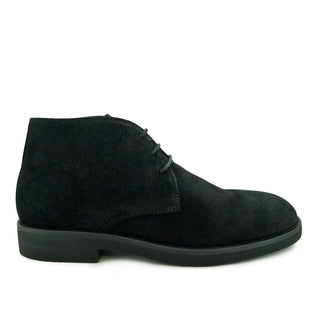 BOTIN ATADO ANTE NEGRO