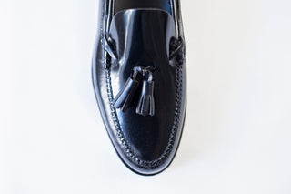 MOCASIN DE PIEL BORLAS NEGRO.