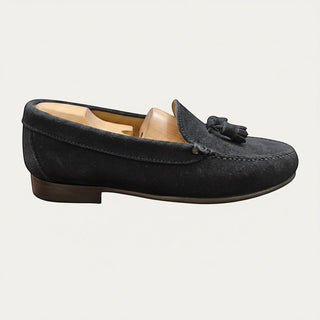Mocasín azul marino de ante para hombre Beviá con borlas, vista lateral, elegante y fabricado artesanalmente en España.