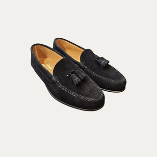 Par de mocasines azul marino de ante para hombre Beviá con borlas, elegantes y fabricados artesanalmente en España.