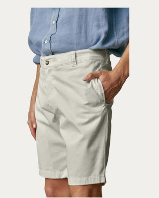 Beviá beige chino shorts for men, made from cotton with elastane for comfort and movement. Ideal for spring/summer.